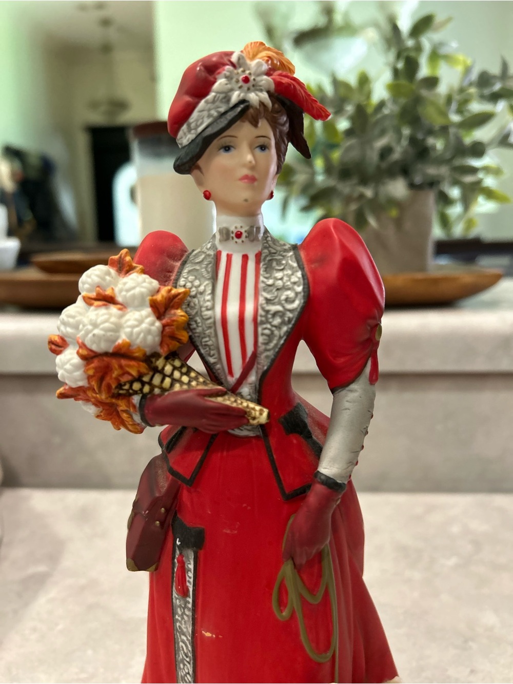 1997 Avon Mrs Albee Award Figurine Victorian Lady w Poodle Rare - Picture 3 of 8